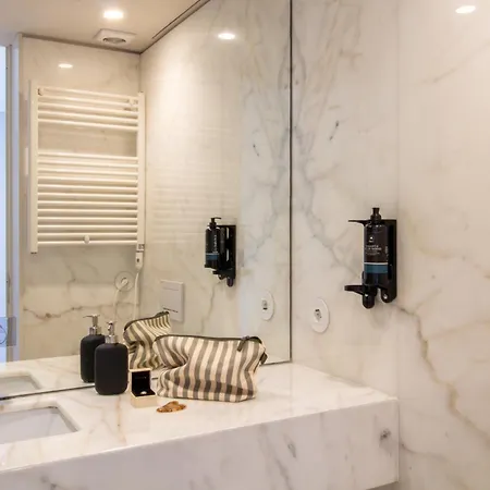 Lovelystay - Primrose 2br Flat With Free Parking, Ac And Balcony Appartamento Oporto