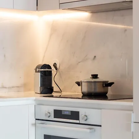 Lovelystay - Primrose 2br Flat With Free Parking, Ac And Balcony * ポルト