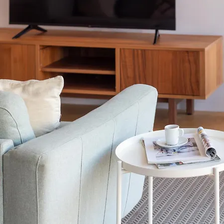 Lovelystay - Primrose 2br Flat With Free Parking, Ac And Balcony Daire *