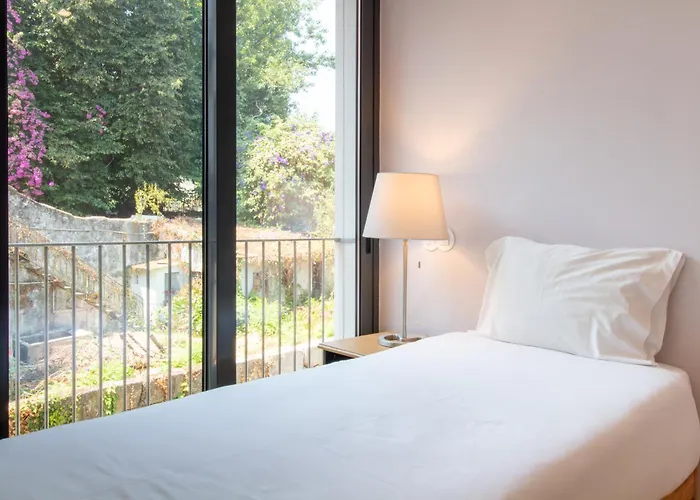 Lovelystay - Primrose 2br Flat With Free Parking, Ac And Balcony بورتو