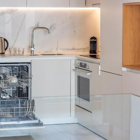 Apartment Lovelystay - Primrose 2br Flat With Free Parking, Ac And Balcony *